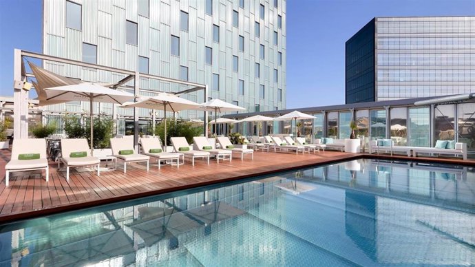 Archivo - Una piscina de un hotel.