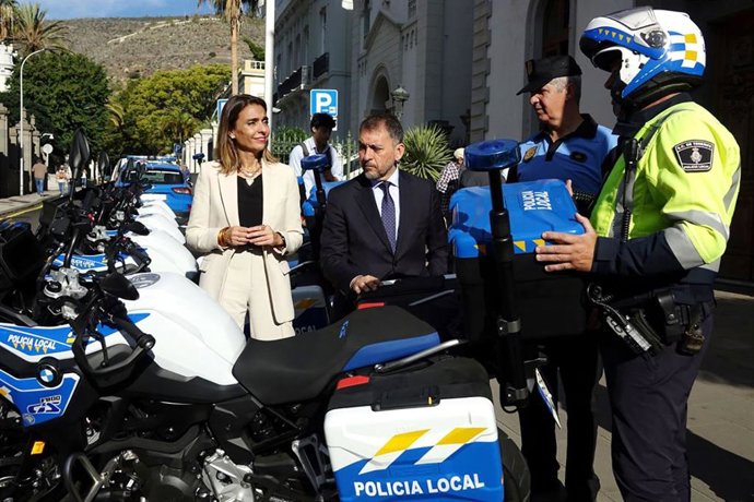 La concejal de Seguridad del Ayuntamiento de Santa Cruz de Tenerife, Gladys de León, y el alcalde, José Manuel Bermúdez, junto a agentes de la Policía Local