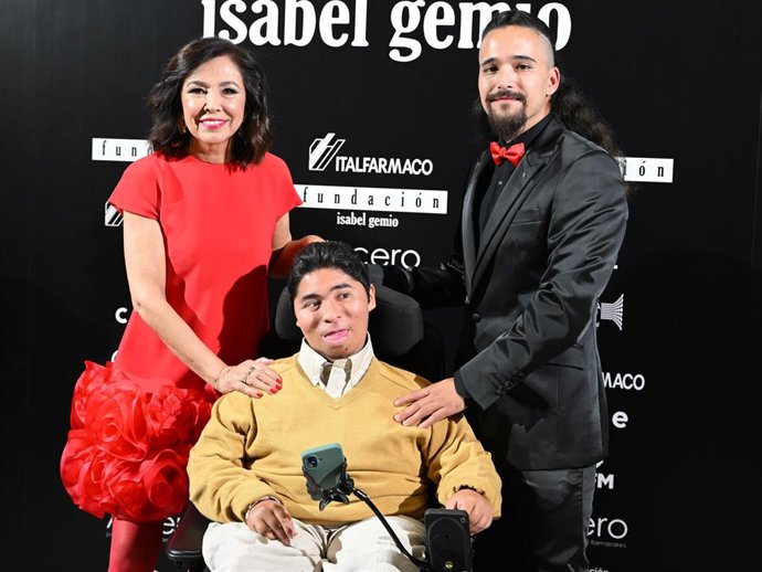 Isabel Gemio Junto A Sus Hijos Diego Y Gustavo Durante La  Cena Solidaria XVIII Aniversario Fundación Isabel Gemio En El Circulo De Bellas Artes