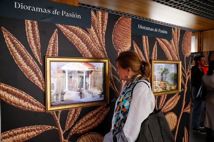 Una mujer observa una de las obras de la muestra 'Dioramas de Pasión'.