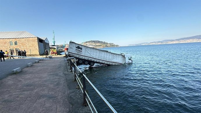 Imagen del camión en el agua.