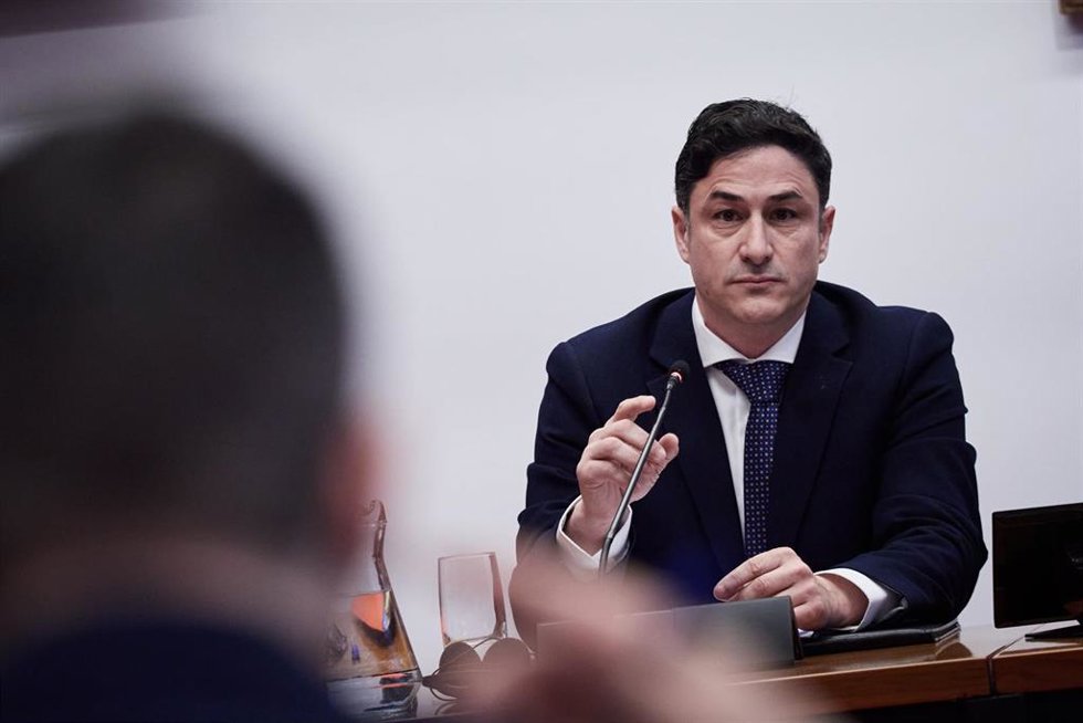 El exvicepresidente de UPN Óscar Arizcuren comparece ante la comisión de investigación sobre licitación y adjudicación de obras públicas del Gobierno de Navarra, en el Parlamento de Navarra, a 24 de marzo de 2026, en Pamplona, Navarra (España). La compare