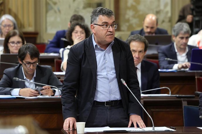 Archivo - El conseller de Agricultura, Pesca y Medio Natural, Joan Simonet, durante una sesión de control al Govern balear, a 20 de mayo de 2025, en Palma de Mallorca, Mallorca, Baleares (España).