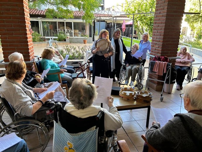 La vicepresidenta del Principado, Gimena Llamedo, durante su visita a la Asociación Civil Club Tinetense Residencia Asturiana.