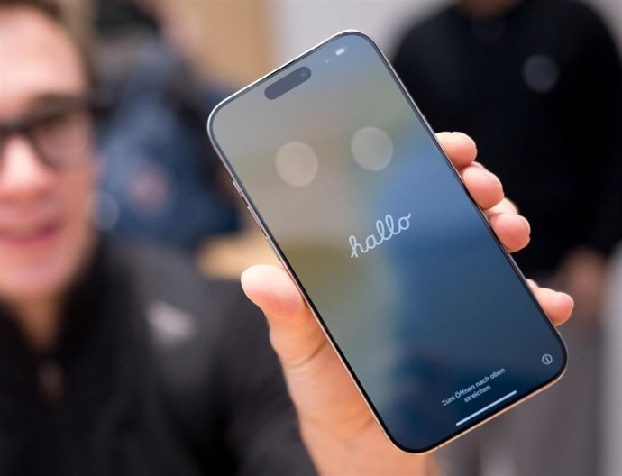 Archivo - 20 September 2024, Berlin: Daniel holds his new iPhone 16 in an Apple store.