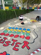 Foto: Despierta Sonrisas y Leroy Merlin impulsan la recuperación de patios escolares tras la dana: murales y juegos pintados
