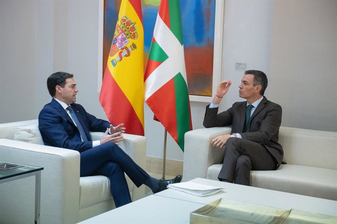 Archivo - El presidente del Gobierno, Pedro Sánchez (d), y el lehendakari, Imanol Pradales (i),