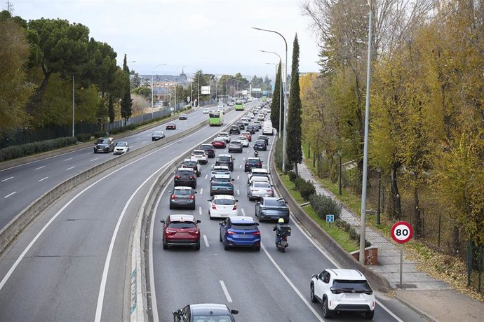 Archivo - Tráfico durante la operación salida por el puente de la Constitución en la carretera A6, a 5 de diciembre de 2025, en Madrid (España).