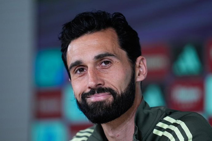 Álvaro Arbeloa, técnico do Real Madrid, participa de sua coletiva de imprensa durante o treino do Real Madrid antes da partida da Liga Espanhola, LaLiga EA Sports, contra o Getafe CF, na Cidade Desportiva do Real Madrid, em 1º de março de 2026, em Valdebe