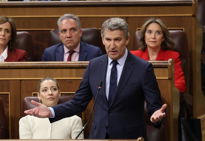 El presidente del Partido Popular, Alberto Núñez Feijóo, interviene durante una sesión de control al Gobierno, en el Congreso de los Diputados, a 18 de marzo de 2026, en Madrid (España). Sánchez afronta una nueva sesión de control en el Congreso teniendo 