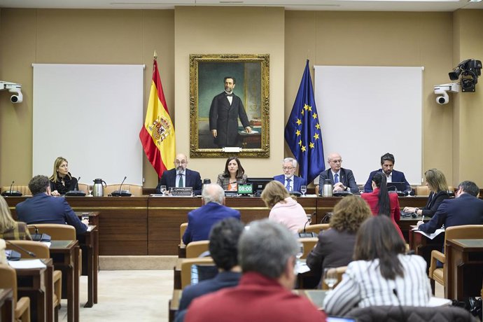El presidente de la entidad pública empresarial Administrador de Infraestructuras Ferroviarias (Adif), Luis Pedro Marco de la Peña (2i), comparece ante la Comisión de Transportes y Movilidad Sostenible, en el Congreso de los Diputados, a 24 de marzo de 20