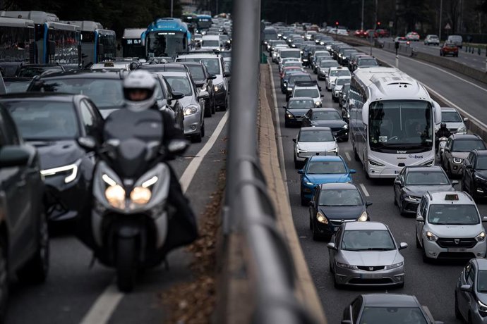 Archivo - Varios vehículos en la A6, a 19 de diciembre de 2025, en Madrid (España).