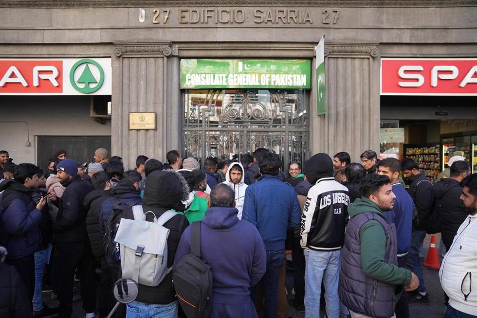 Archivo - Personas acuden al Consulado de Pakistán en Barcelona para acogerse al nuevo proceso de regularización de migrantes.