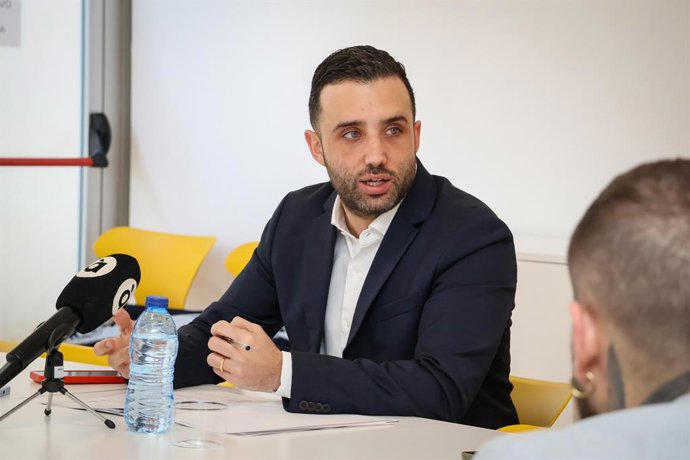 Archivo -  L'alcalde de Sagunt, Darío Moreno, en un esmorzar informatiu