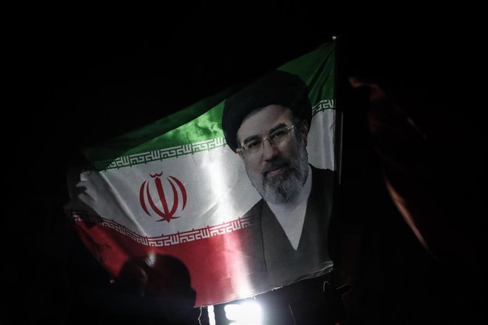 Una bandera iraní con la imagen del nuevo líder supremo, Mojtada Jamenei
