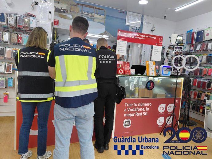 Agentes de Guàrdia Urbana de Barcelona y Policía Nacional 