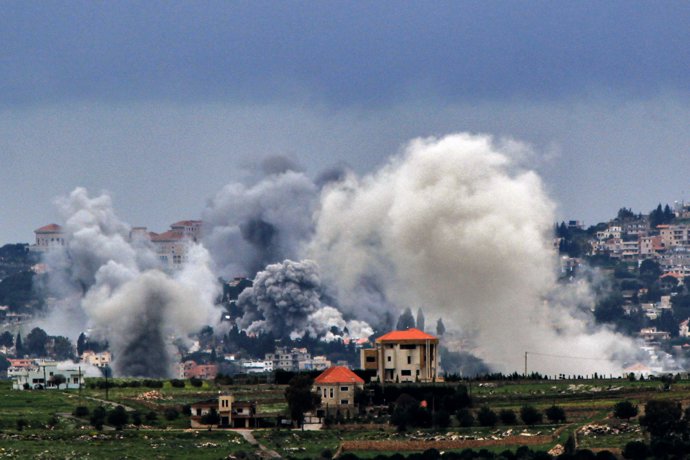 22 March 2026, Lebanon, Mayfadoun: Smoke billow from alleged pro-Iranian Hezbollah positions in the southern Lebanese village of Mayfadoun, that was hit by an Israeli air strike. Photo: Stringer/dpa