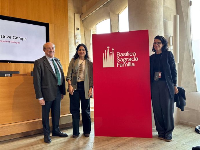 Camps posa junto al nuevo logotipo de la Sagrada Familia de Barcelona