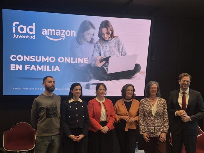 Casi todas las familias españolas supervisan las compras 'online' de sus hijos adolescentes, según Fad Juventud y Amazon.