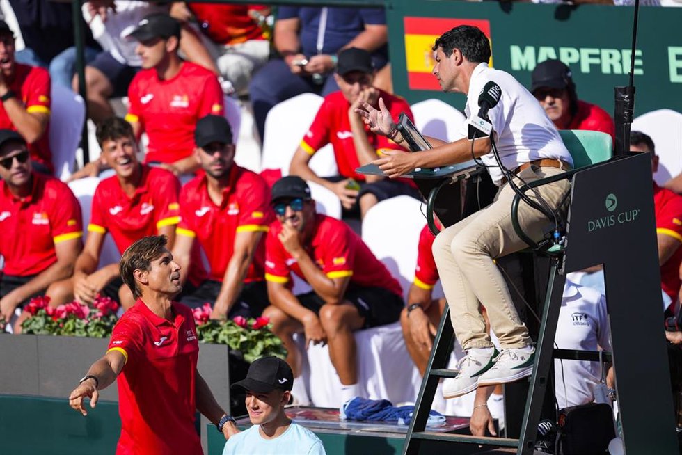 Archivo - David Ferrer habla con el juez de silla durante la eliminatoria contra Dinamarca de la Copa Davis 2025