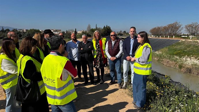 Representantes y técnicos del proyecto europeo GREENME 5 conocen sobre el terreno las obras de restauración fluvial del Meandro del Vivillo, en Murcia