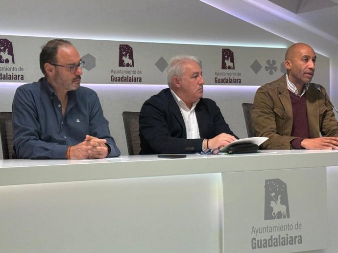 Los concejales en el Ayuntamiento de Guadalajara Roberto Narro, Chema Antón y Armengol Engonga.