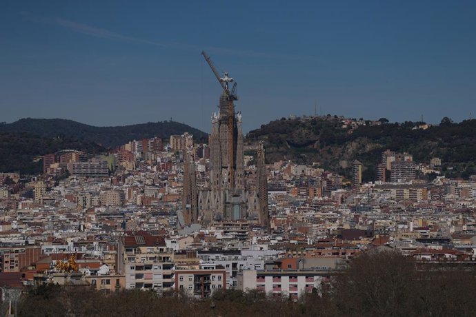 Vista de la Basílica de la Sagrada Familia, a 16 de marzo de 2026, en Barcelona, Catalunya (España). La Sagrada Familia da un nuevo paso hacia la finalización de las obras y deja ya visible la cruz de la torre de Jesucristo, la más alta del templo. La pie