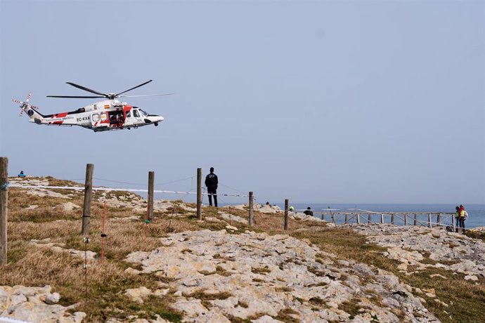 Equipos de rescate y servicios de emergencias trabajan en el lugar de los hechos, la playa de El Bocal.