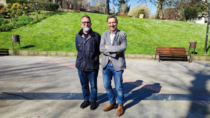 El portavoz del Grupo Municipal Socialista en el Ayuntamiento de Oviedo, Carlos Fernández Llaneza, y el concejal Juan Álvarez Areces, en el Campillín.