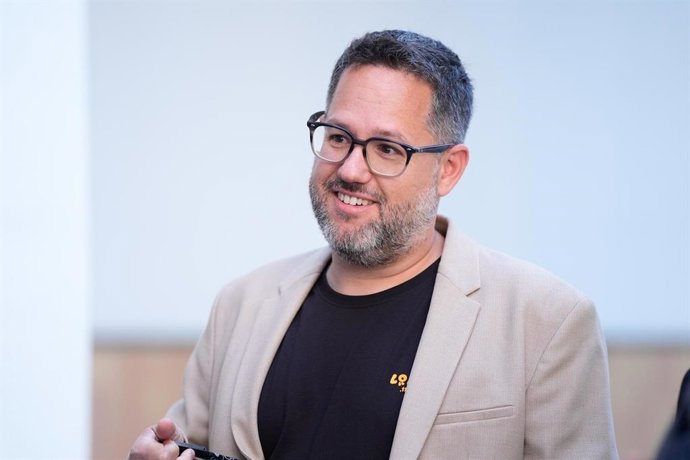 El candidato de Adelante Andalucía, José Ignacio García, este martes en declaraciones a los medios en el Parlamento de Andalucía.