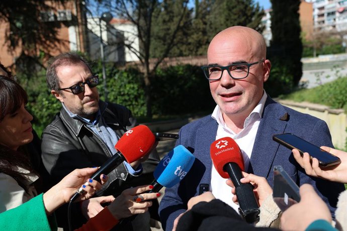 El delegado del Gobierno en Madrid, Francisco Martín (d), durante una visita al Parque Isabel Clara Eugenia, a 24 de marzo de 2026, en Madrid (España). La visita tiene el objetivo de conocer de primera mano la situación que la asociación Somos Acogida den