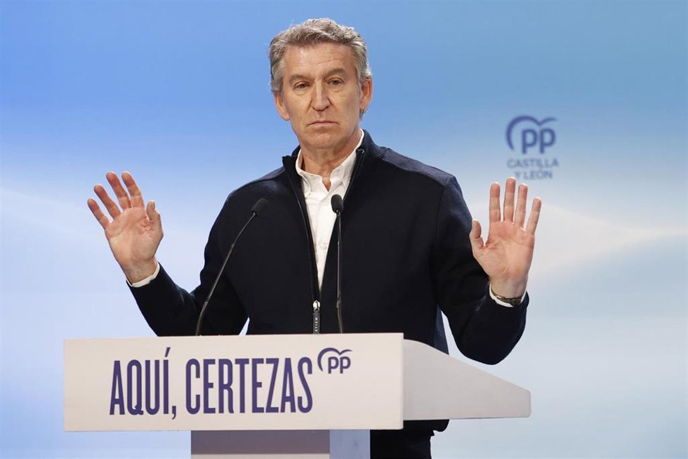 El presidente del Partido Popular, Alberto Núñez Feijóo, interviene durante un mitin, en el Teatro Centro Cultural San Agustín, a 10 de marzo de 2026, en El Burgo de Osma, Soria, Castilla y León (España).