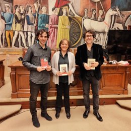 La diputada delegada de Cultura de la DPZ, Charo Lázaro, junto a los ganadores de la última edición de los Premios Santa Isabel de narrativa y poesía.