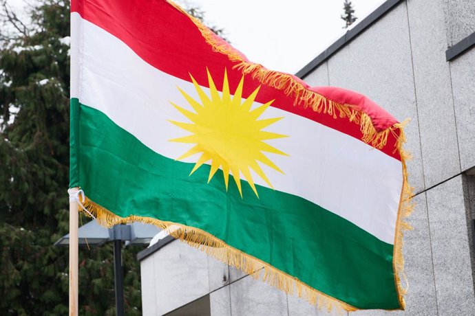 Archivo - January 30, 2026, Warsaw, Masovian Voivodeship, Poland: The flag of Kurdistan flies in front of the U.S. Embassy during a demonstration organized by the Kurdish diaspora in Warsaw to protest against Syrian army attacks on Kurdish forces and civi
