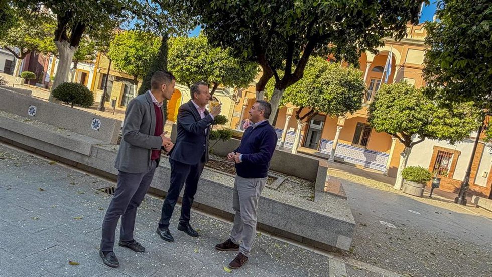 El alcalde de La Rinconada, Javier Fernández, entre el delegado de Parques y Jardines, Rafael Reyes, y el responsable municipal de Medio Ambiente, José Manuel Romero.