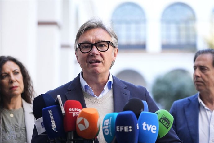 El portavoz del grupo parlamentario VOX, Manuel Gavira, durante la ruedas de prensa en el Parlamento de Andalucía, a 24 de marzo de 2026 en Sevilla (Andalucía, España). Rueda de prensa tras el anuncio del presidente de la Junta de Andalucía, Juanma Moreno