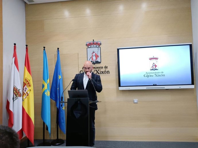 El concejal de Urbanismo del Ayuntamiento de Gijón, Jesús Martínez Salvador, en rueda de prensa en el Consistorio gijonés.