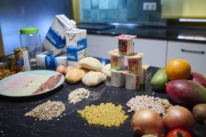 Archivo - Varios productos de la cesta de la compra