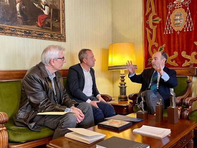 Reunión de este lunes del consejero de Ordenación del Territorio, Ovidio Zapico, y el rector de la Universidad de Oviedo, Ignacio Villaverde.