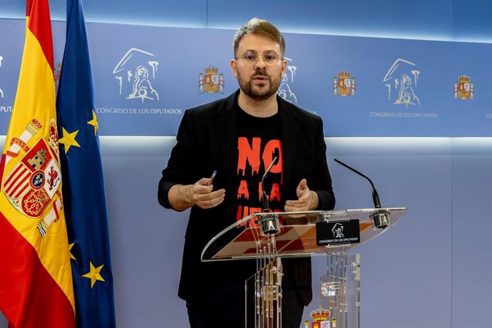 El diputado de Compromís, Alberto Ibáñez Mezquita, durante una rueda de prensa, en el Congreso de los Diputados, a 10 de marzo de 2026, en Madrid (España).