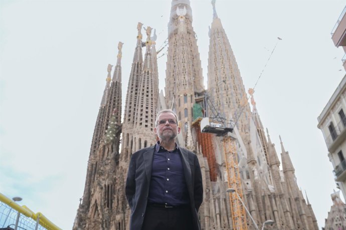 Archivo - El arquitecto director de la Sagrada Família Jordi Faulí durante la colocación del brazo superior de la cruz de la torre de Jesucristo, a 20 de febrero de 2026, en Barcelona, Catalunya (España)