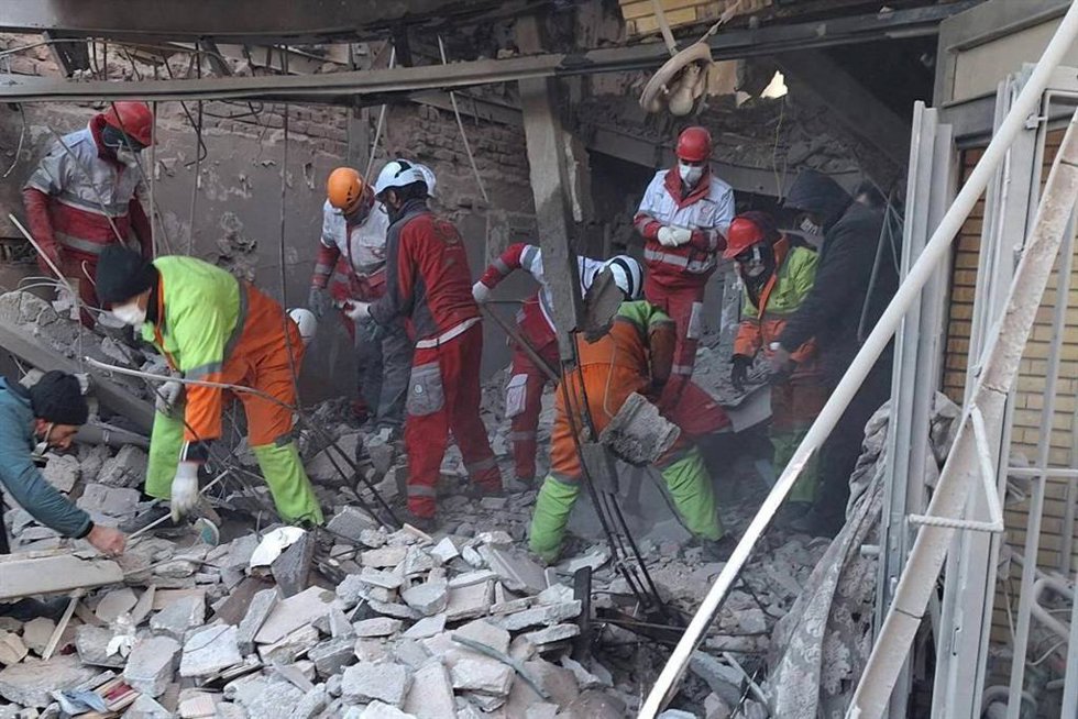 Miembros de los equipos de rescate de la Media Luna Roja de Irán tras un bombardeo contra la ciudad de Tabriz en medio de la ofensiva lanzada el 28 de febrero por Estados Unidos e Israel (archivo)