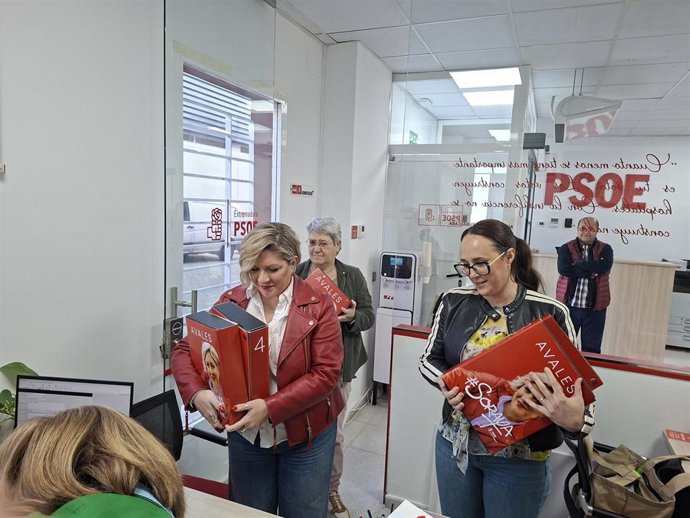 La precandidata a la Secretaría General del PSOE extremeño Soraya Vega, en la entrega de avales