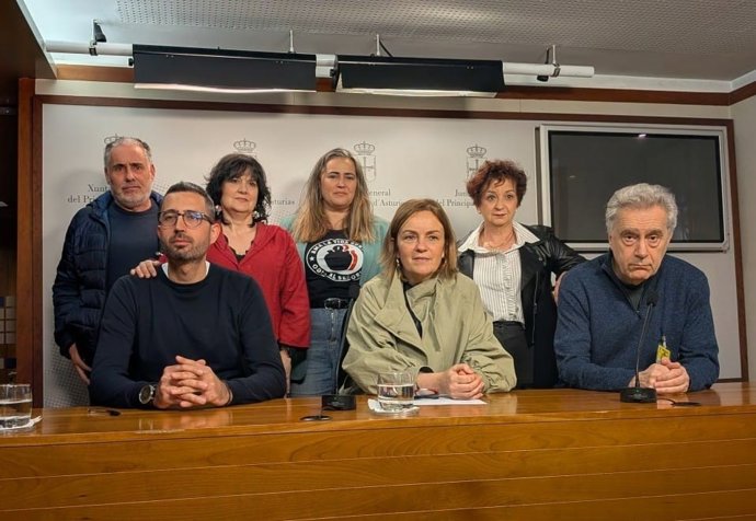 La diputada del Grupo Mixto, Covadonga Tomé, acompañada de representantes sindicales de la función pública.