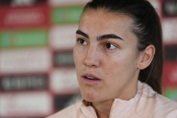 Patri Guijarro concede uma entrevista à Europa Press durante a concentração da Seleção Feminina da Espanha, em preparação para as partidas das eliminatórias da Copa do Mundo de 2027 no Brasil, na Ciudad del Fútbol, em 27 de fevereiro de 2026, em Las Rozas