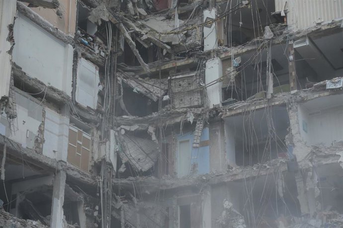 Daños materiales en un edificio en Teherán en medio de los bombardeos desatados el 28 de febrero por Estados Unidos e Israel contra Irán (archivo)