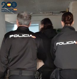 Agentes de Policía Nacional con el detenido