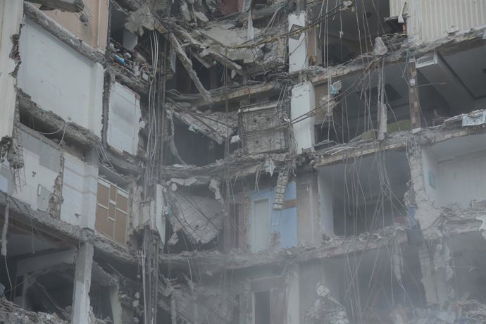 TEERÃ, 23 de março de 2026  -- Esta foto, tirada em 23 de março de 2026, mostra um prédio destruído em uma área residencial após ataques conjuntos dos EUA e de Israel contra o Irã, em Teerã, Irã.