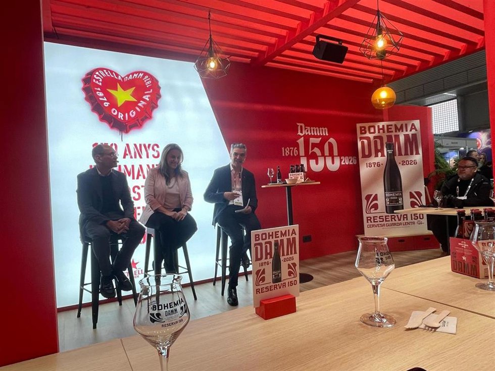 El director de Marketing de Damm, Jaume Alemany, la maestra cervecera de Damm Karen Peiró, y el sumiller Ferran Centelles este martes en Alimentaria.