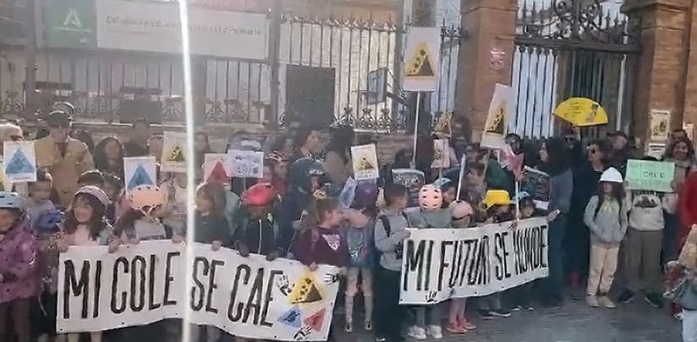 Manifestación en el exterior del Altos Colegios Macarena de Sevilla.